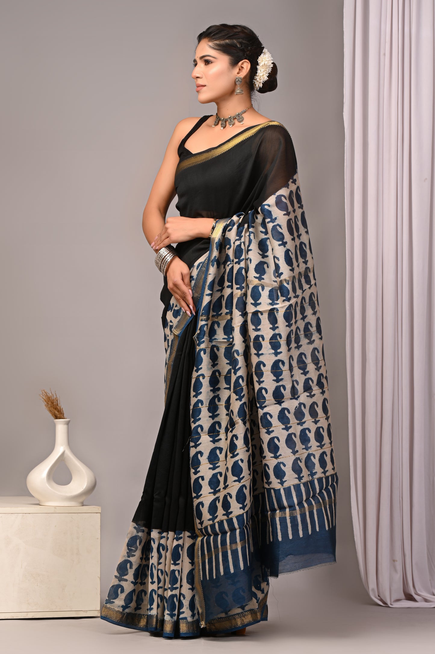 Maheshwari — Noir Paisley Pallu