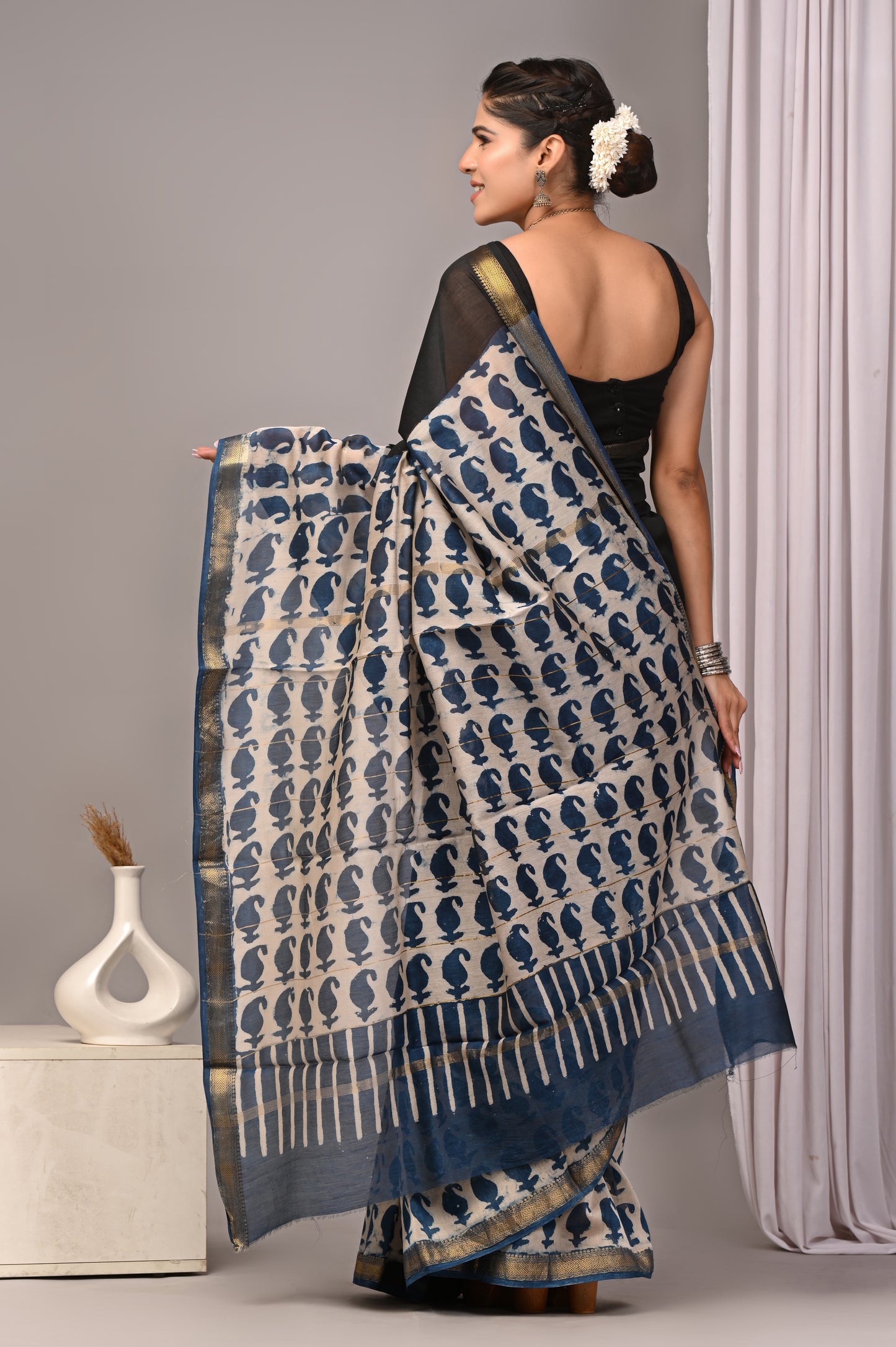 Maheshwari — Noir Paisley Pallu