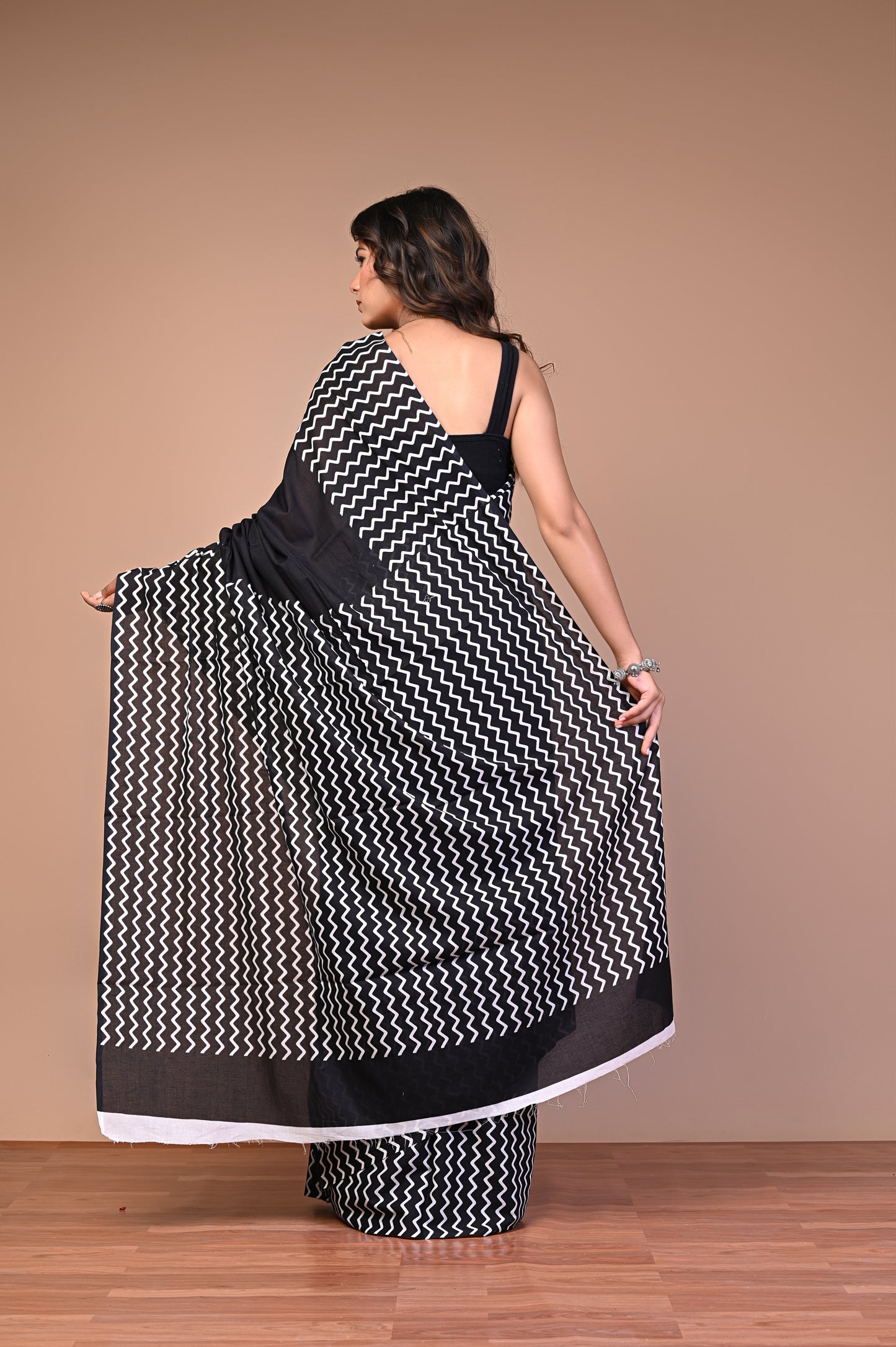 Dabu — Noir White Zigzag